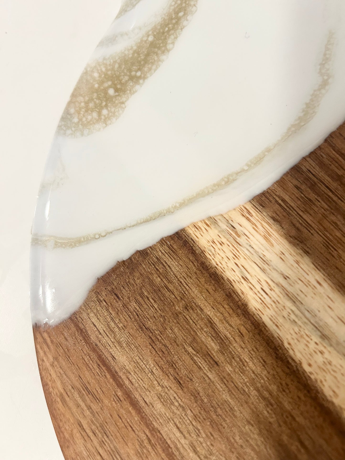 Medium Round - White/Gold